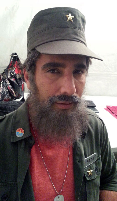 דמות פידל (קסטרו) משחקת עבור קמפיין רשת האופנה תמנון