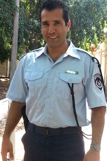 Tal Ami - Acting as a policeman on the Roz Pizam documentary