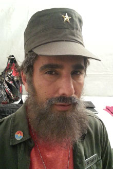 טל עמי - דמות פידל (קסטרו) משחקת עבור קמפיין רשת האופנה תמנון